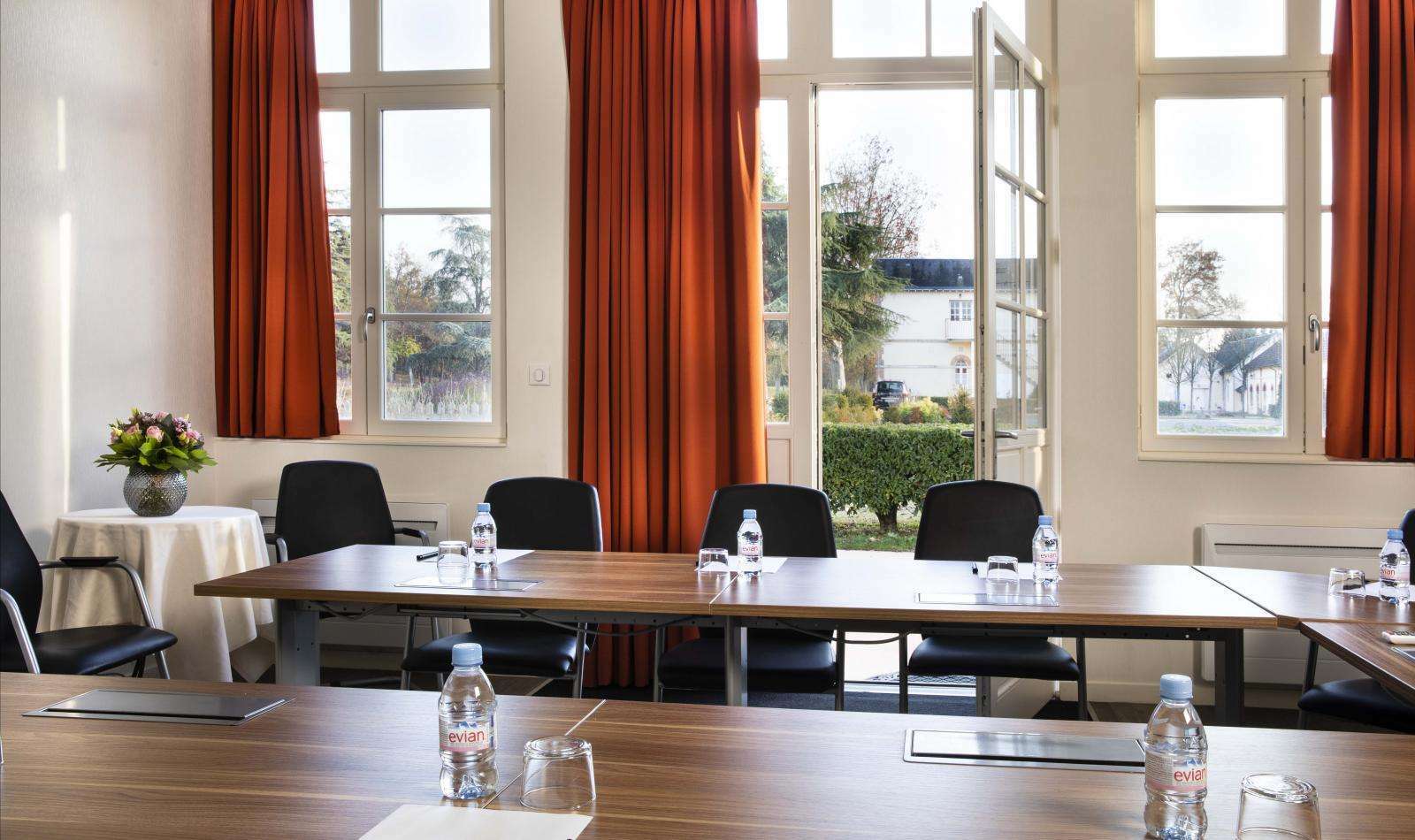 Country Club Hotel Yvre-l'Eveque Perniagaan gambar