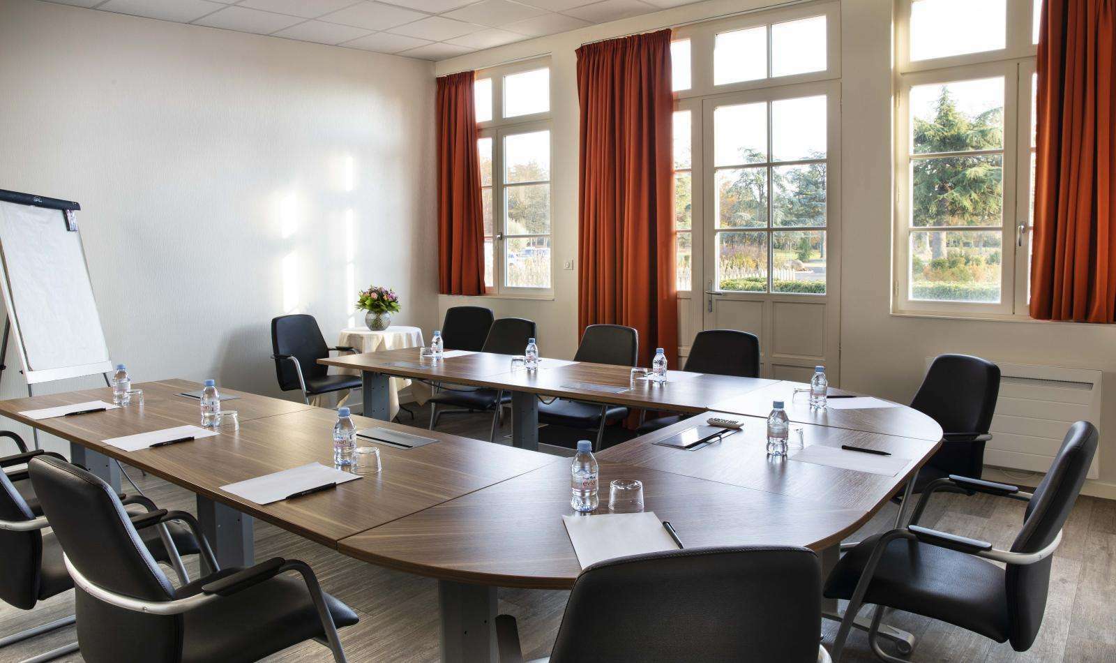 Country Club Hotel Yvre-l'Eveque Perniagaan gambar