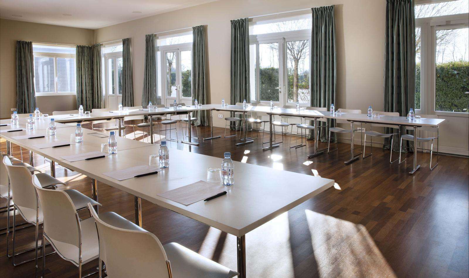 Country Club Hotel Yvre-l'Eveque Perniagaan gambar