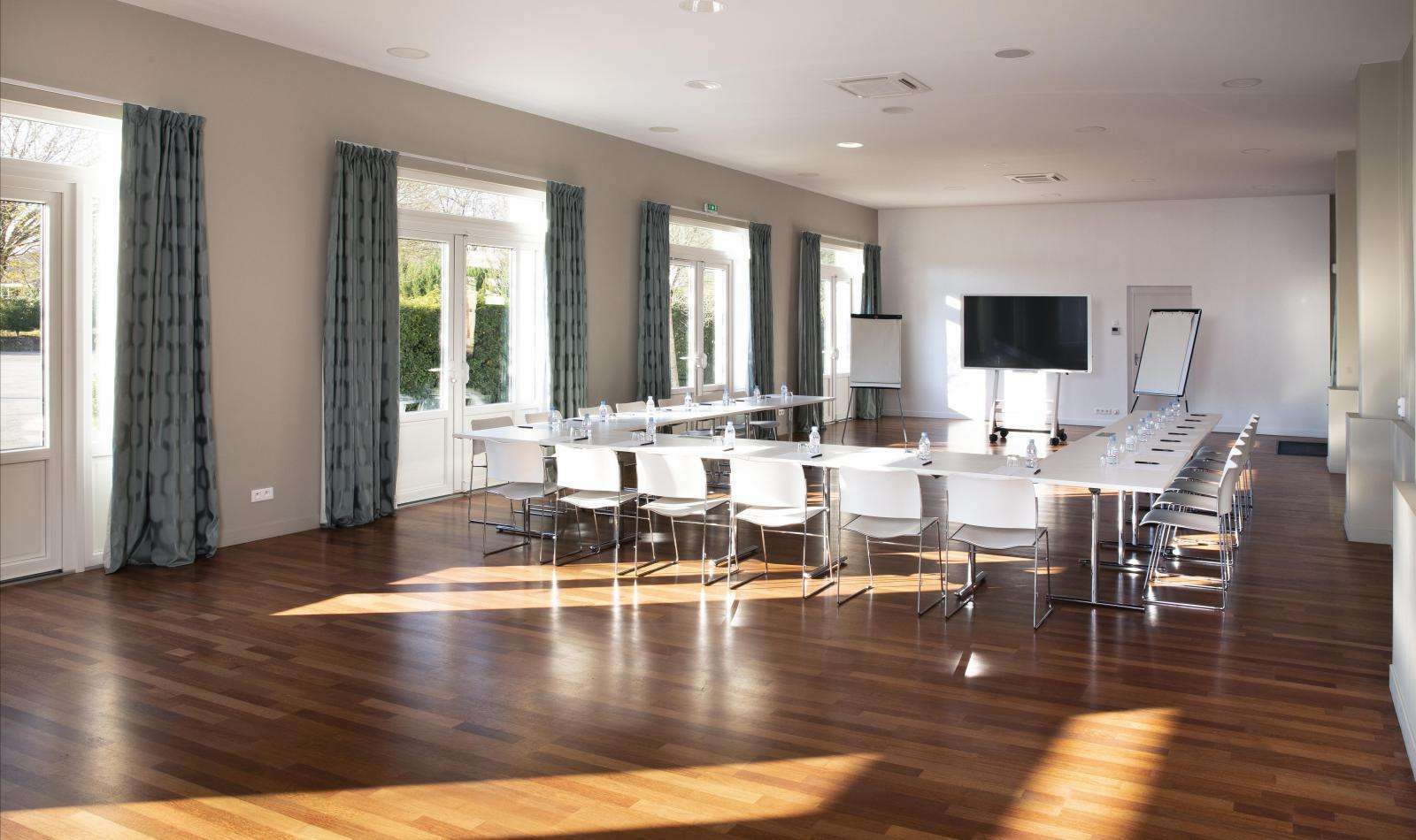 Country Club Hotel Yvre-l'Eveque Perniagaan gambar