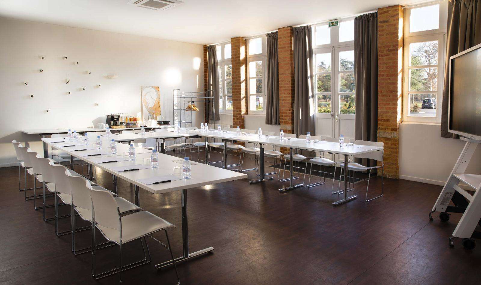 Country Club Hotel Yvre-l'Eveque Perniagaan gambar