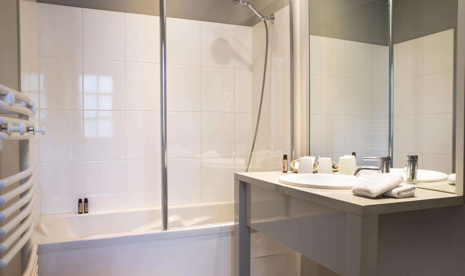 Country Club Hotel Yvre-l'Eveque Bilik gambar